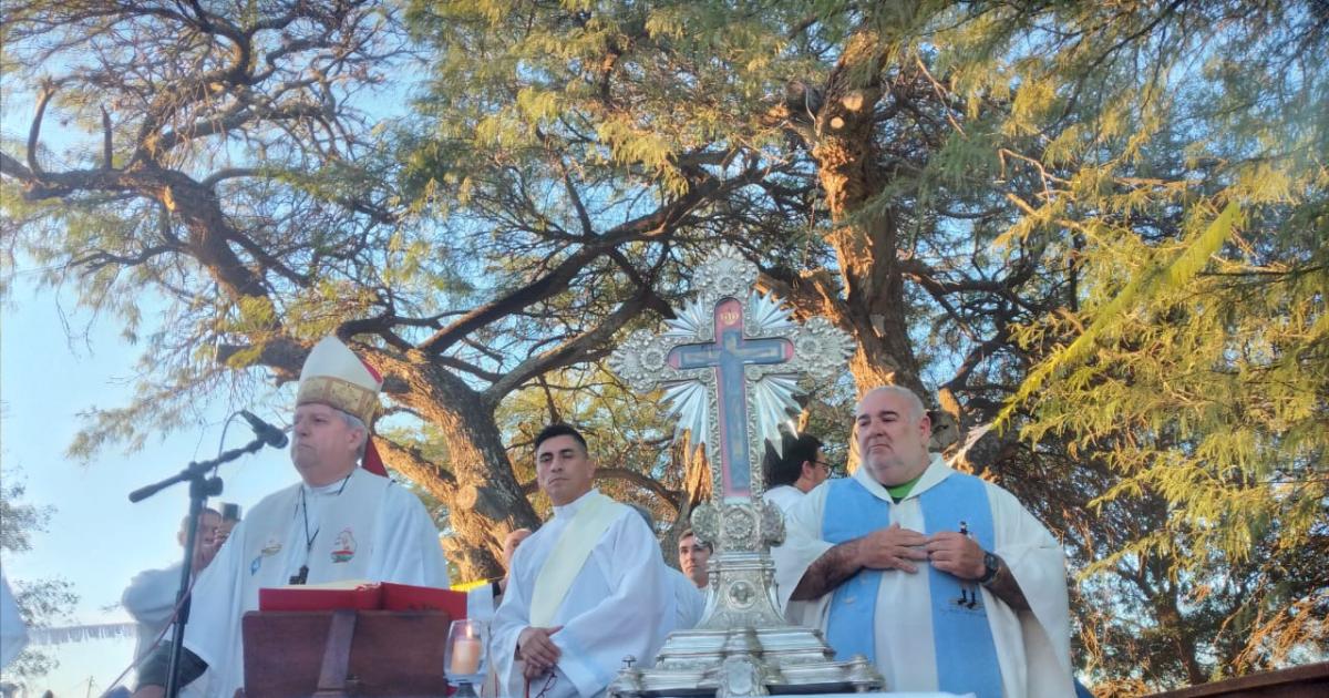 El pueblo peregrino acompantildeoacute el traslado de la Cruz del Sentildeor de los Milagros al templete