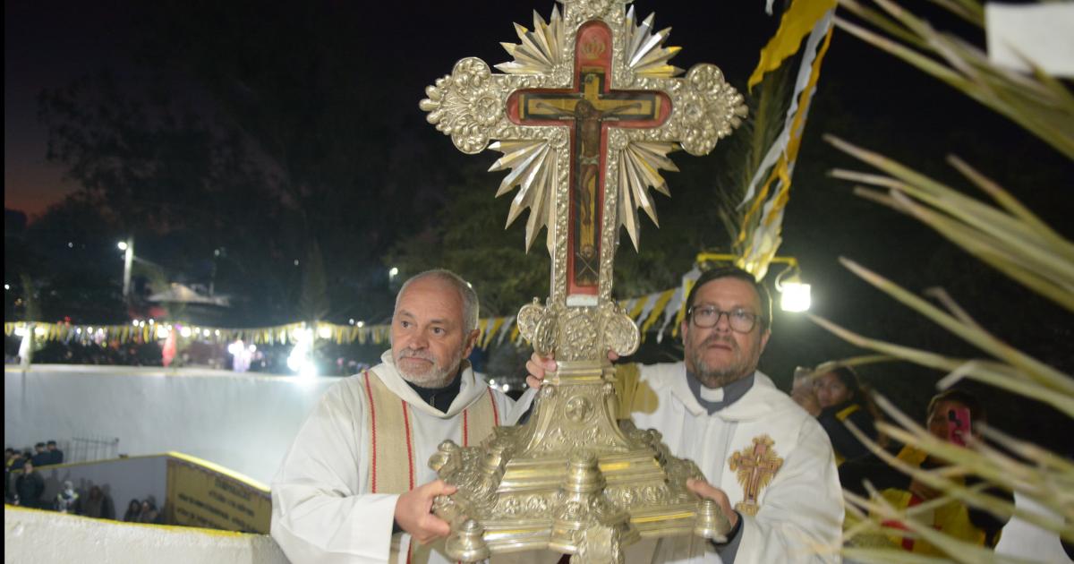 El pueblo peregrino acompantildeoacute el traslado de la Cruz del Sentildeor de los Milagros al templete