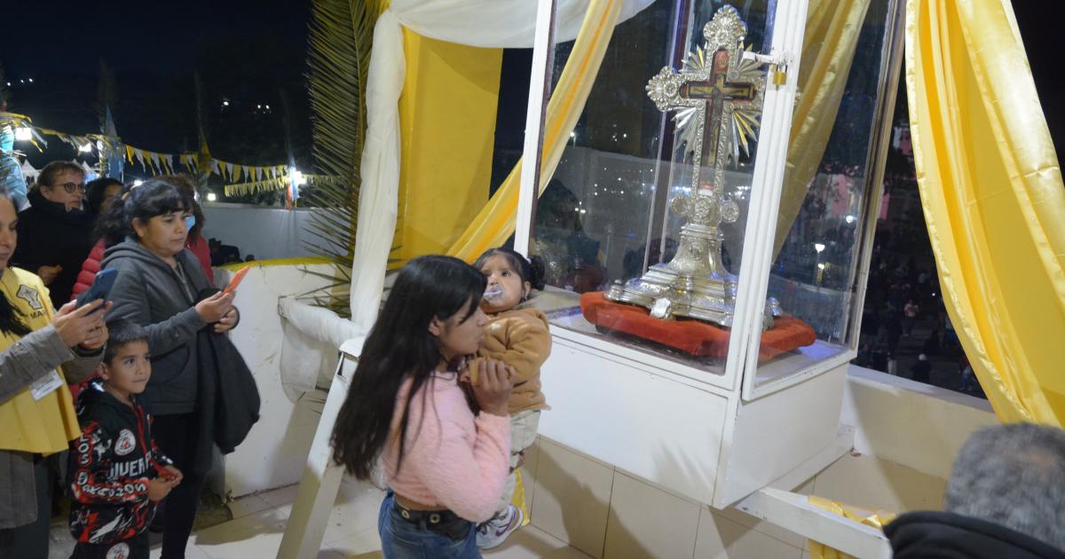 El pueblo peregrino acompantildeoacute el traslado de la Cruz del Sentildeor de los Milagros al templete