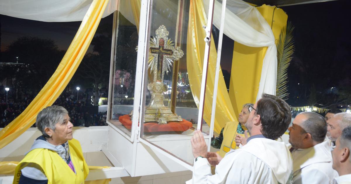 El pueblo peregrino acompantildeoacute el traslado de la Cruz del Sentildeor de los Milagros al templete