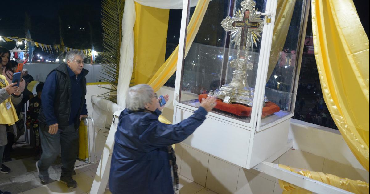 El pueblo peregrino acompantildeoacute el traslado de la Cruz del Sentildeor de los Milagros al templete