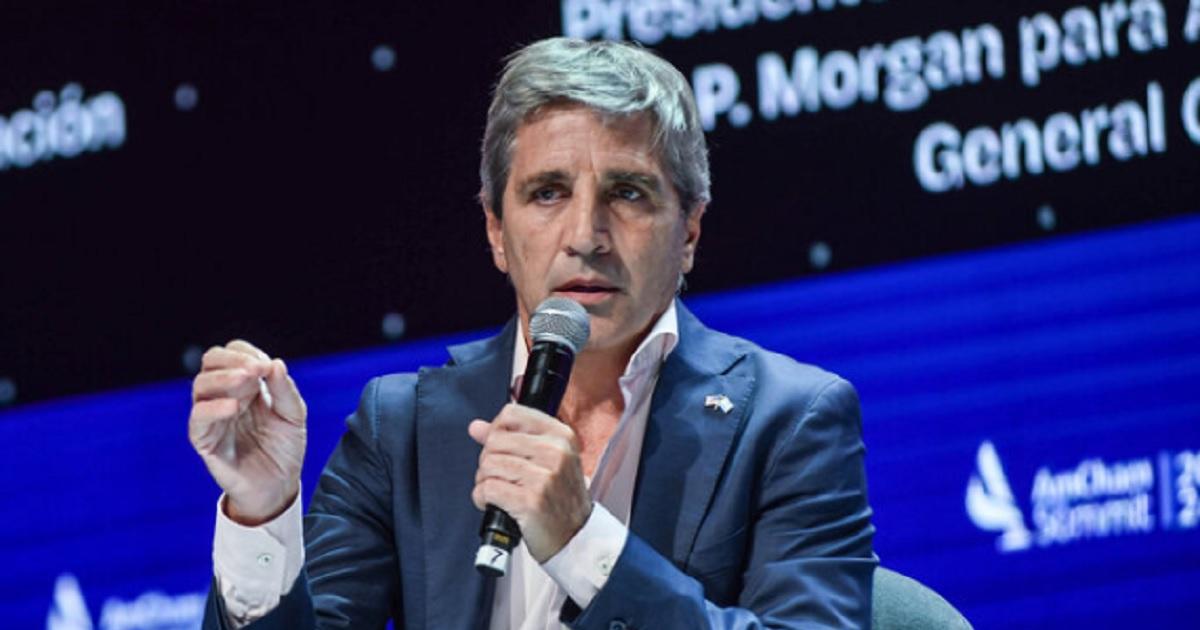 Caputo ponderoacute la baja de la inflacioacuten la suba del creacutedito y pidioacute a comerciantes vender en doacutelares