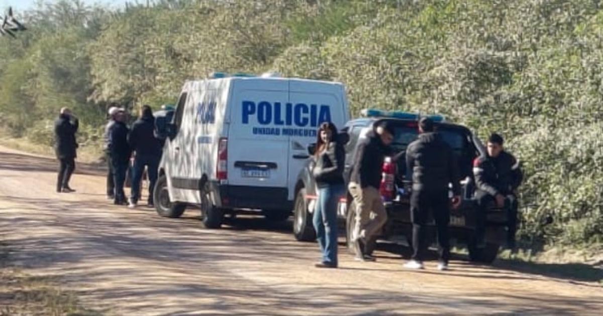 MACABRO- El cuerpo yacía quemado en un 90-en-porciento- Hay un detenido pero el proceso recién se inicia La trama- millones alquileres y muchos puestos en manos de santiagueños porteños y peruanos Mañana autopsia a cargo de forenses