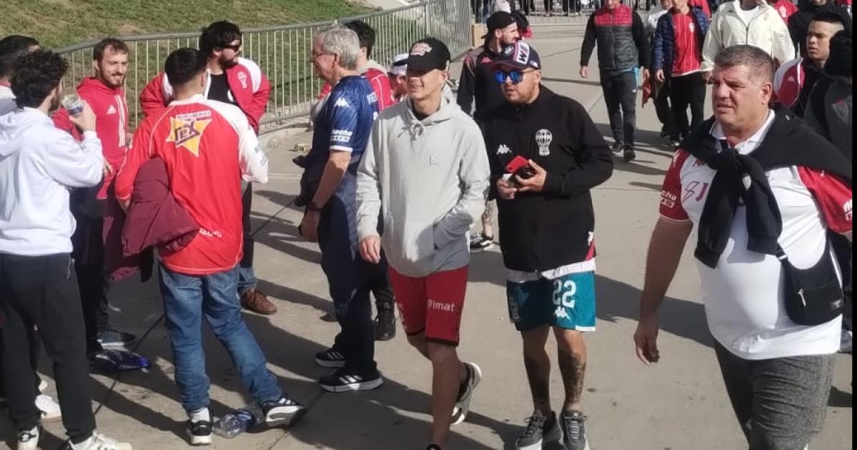 Los hinchas ingresan al estadio para una definicioacuten histoacuterica entre Huracaacuten y Platense