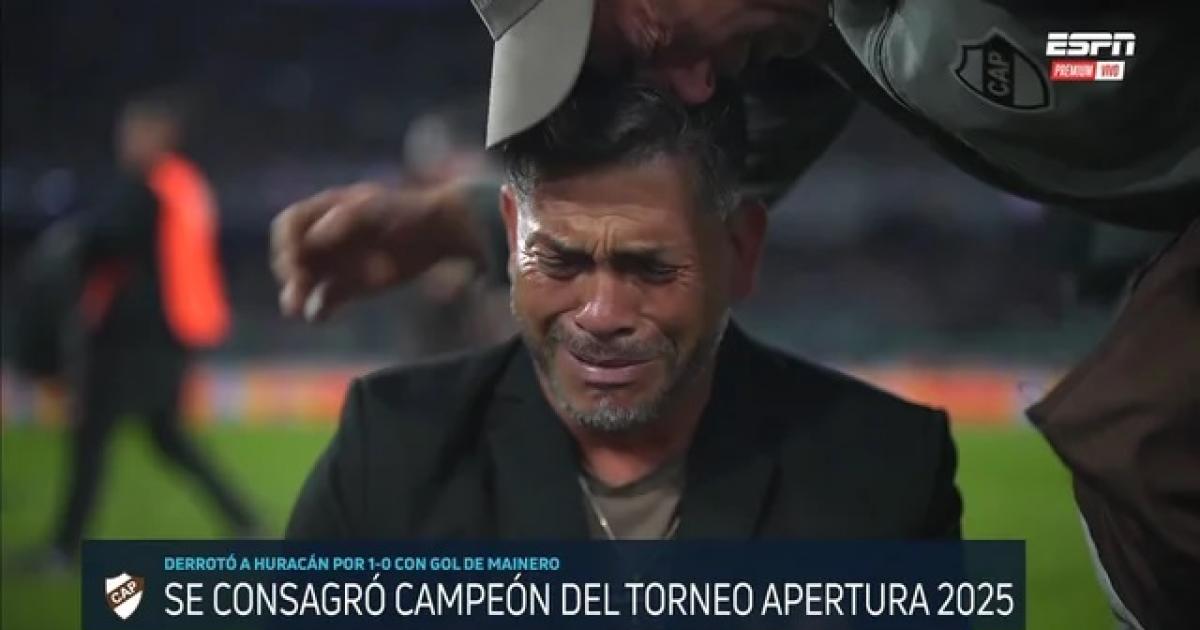 Sergio Gómez entre l�grimas- la emoción del DT tras el título de Platense