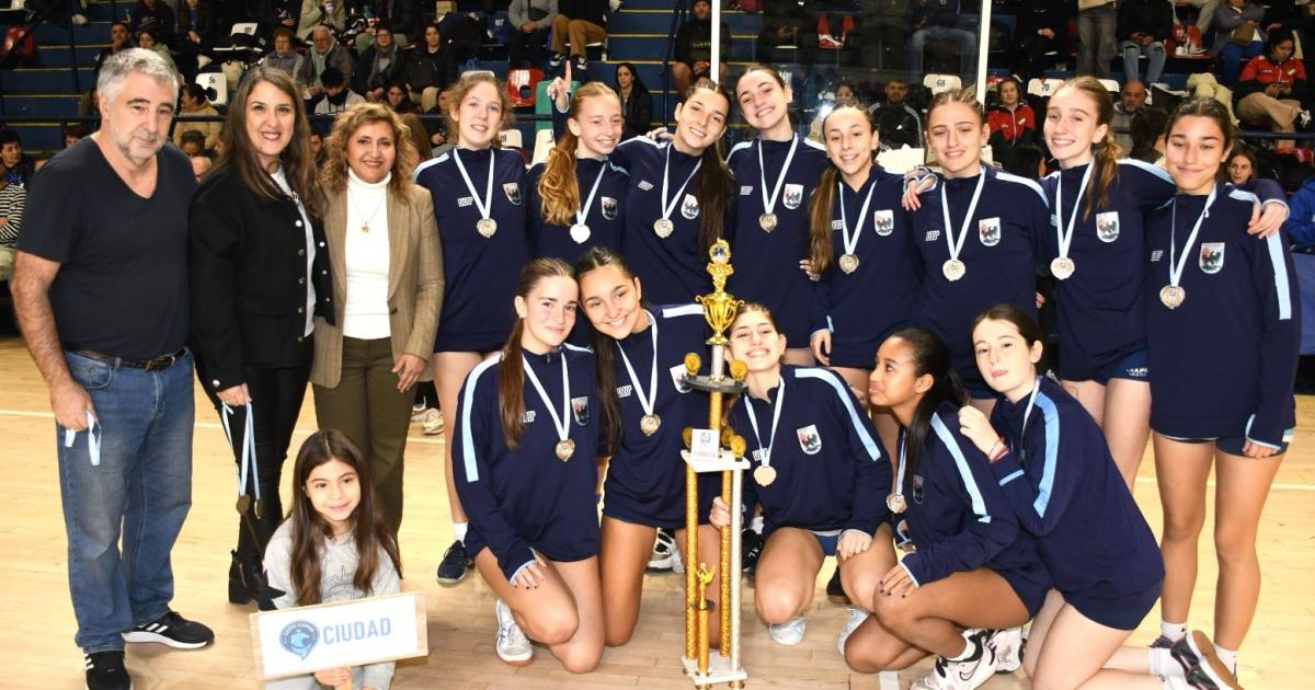 Fuentes tuvo a su cargo la entrega del trofeo al equipo ganador del torneo el Club Ciudad de Buenos Aires