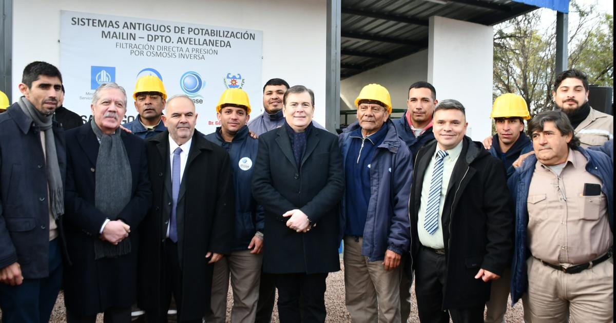 El gobernador junto al jefe de Gabinete y obreros en la planta