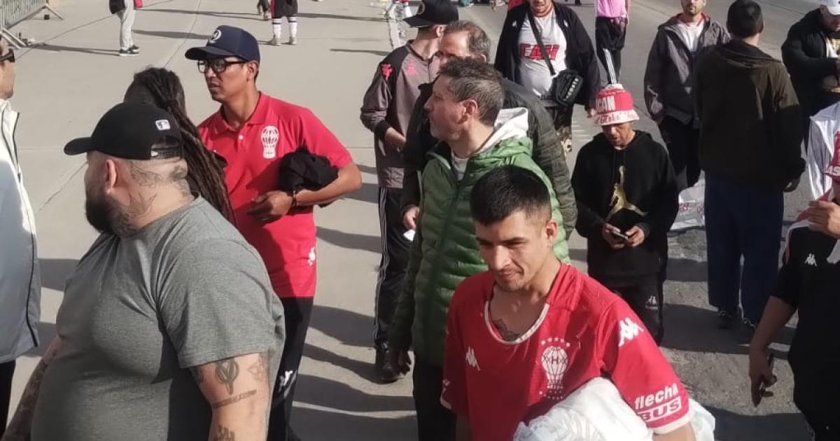 Los hinchas ingresan al estadio para una definicioacuten histoacuterica entre Huracaacuten y Platense