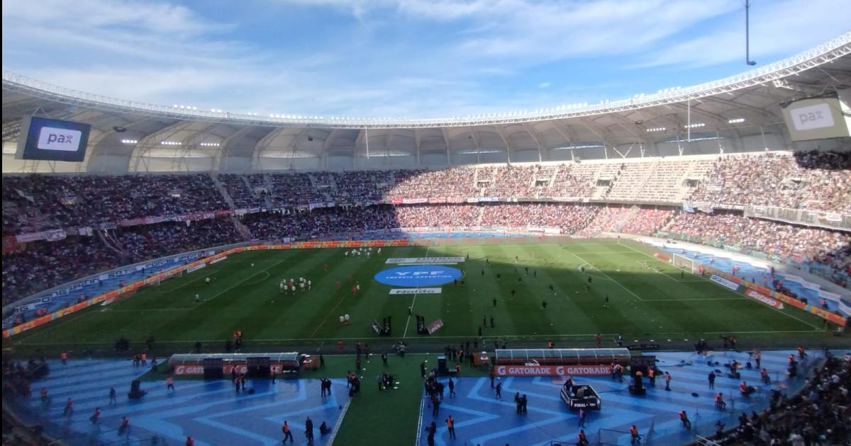 Los hinchas ingresan al estadio para una definicioacuten histoacuterica entre Huracaacuten y Platense