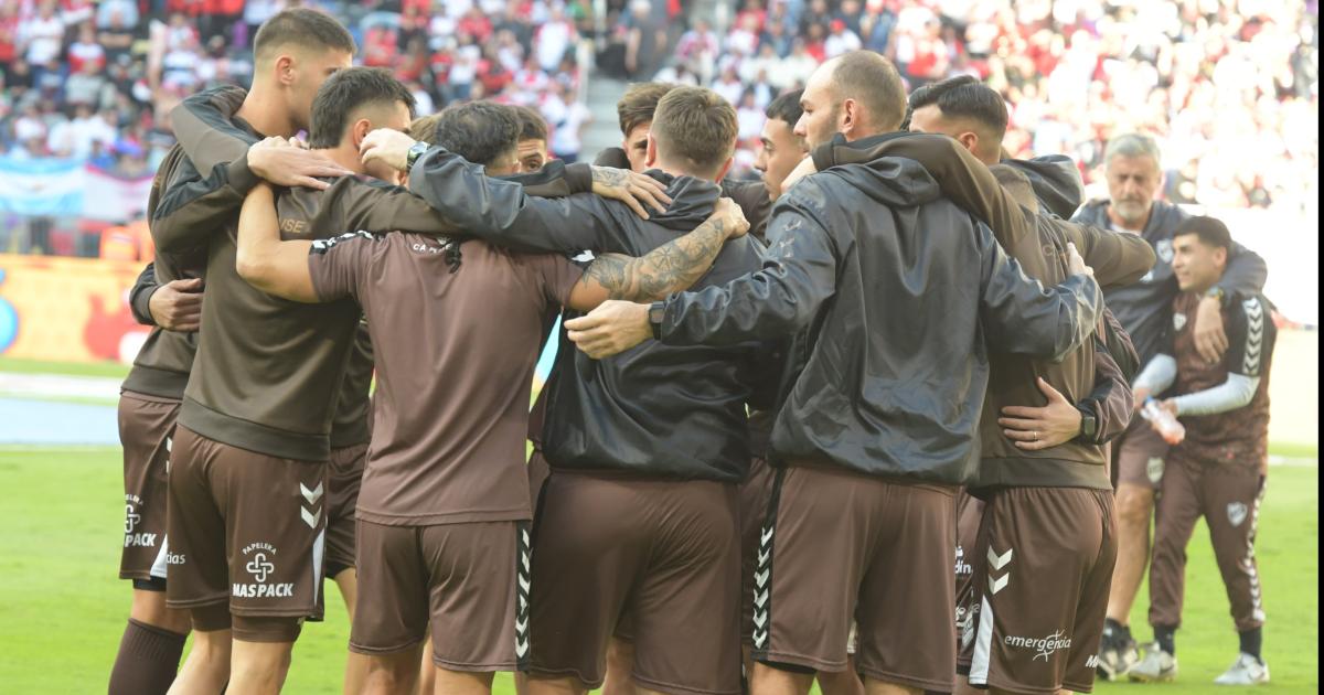 Los hinchas ingresan al estadio para una definicioacuten histoacuterica entre Huracaacuten y Platense