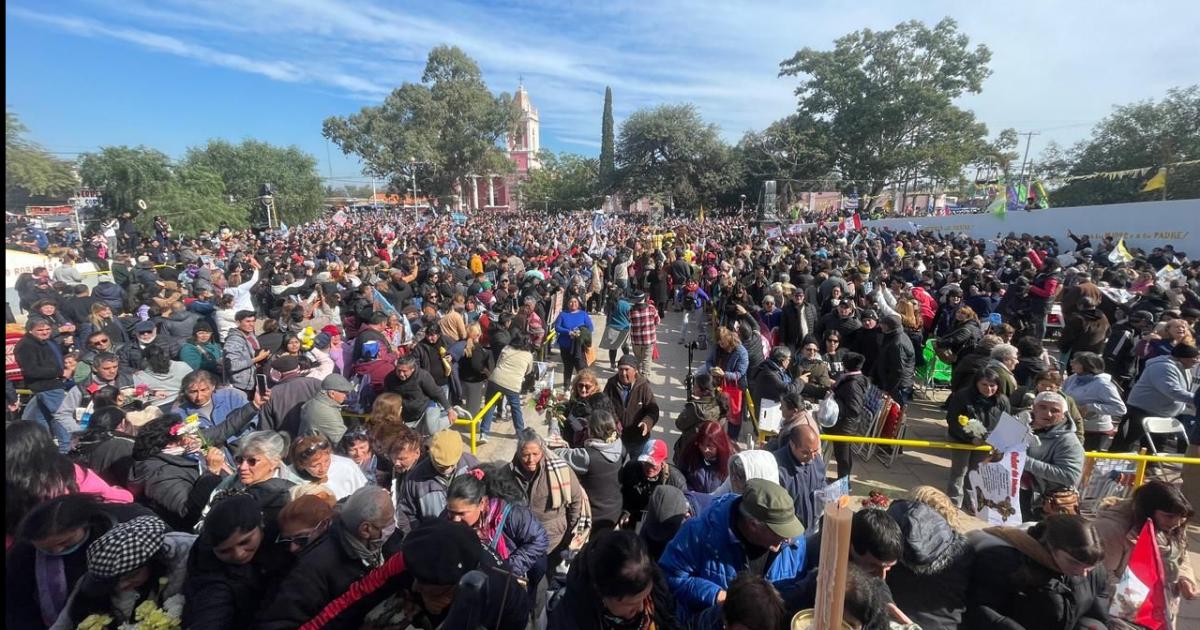 Tanto la plaza central como el sector de puestos de venta siempre estuvieron colmados