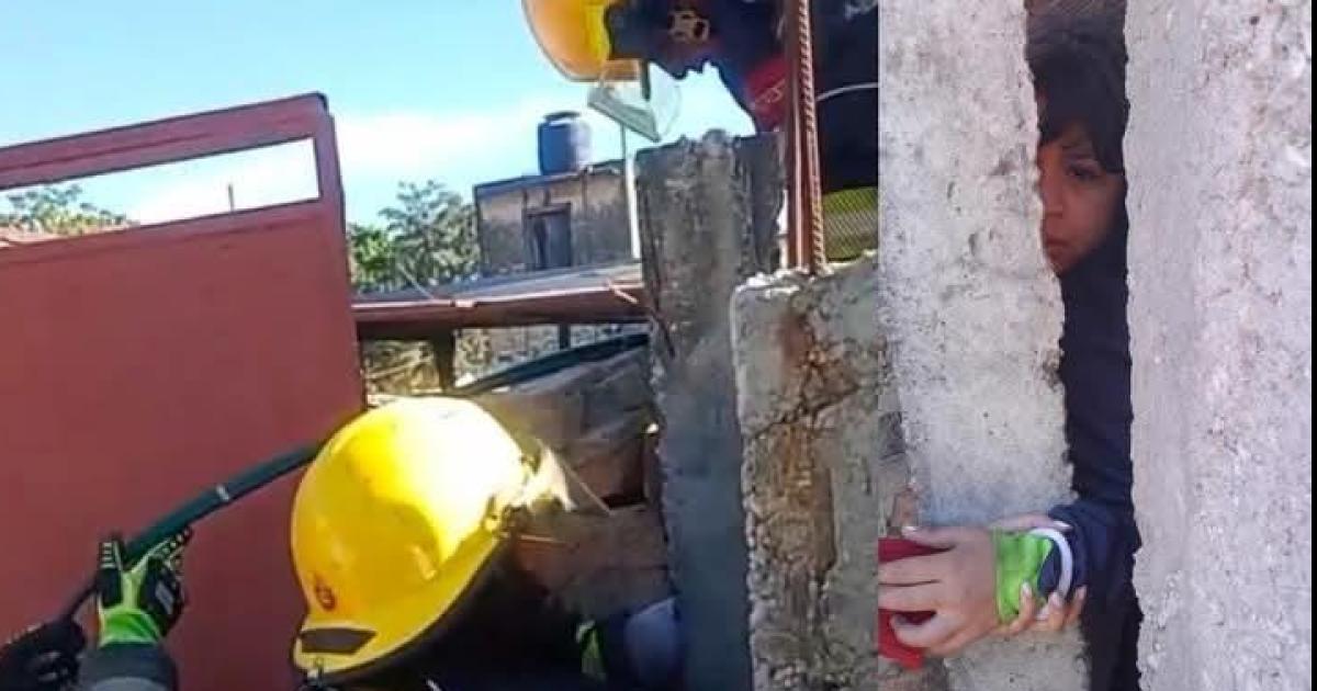 Nintildea quedoacute atrapada entre paredes cuando pretendiacutea sacar una tijera