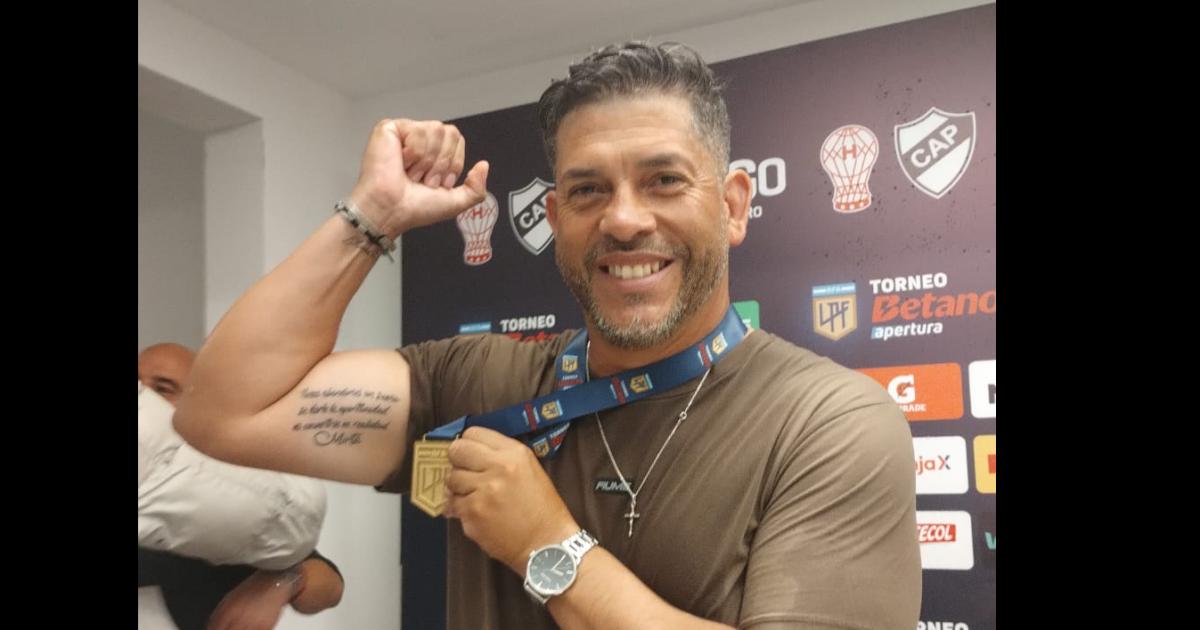 Gómez muestra el tatuaje en su brazo derecho que lleva una frase que le repitió su madre santiagueña