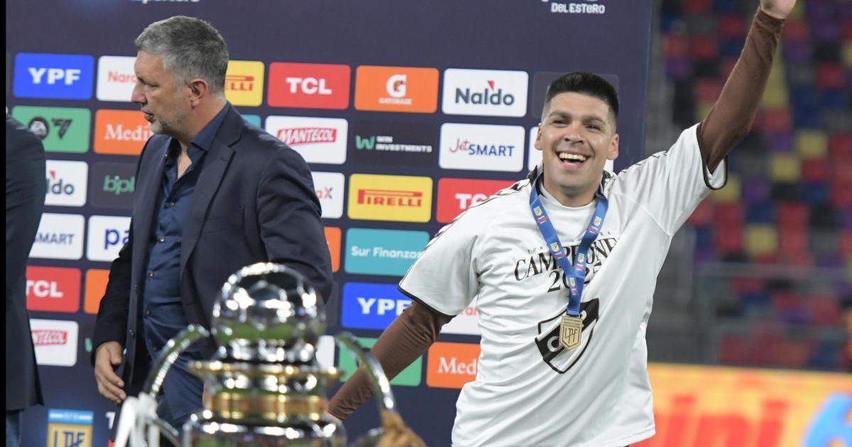 Fernando Jurez campeón con Platense en su provincia y ante toda su familia