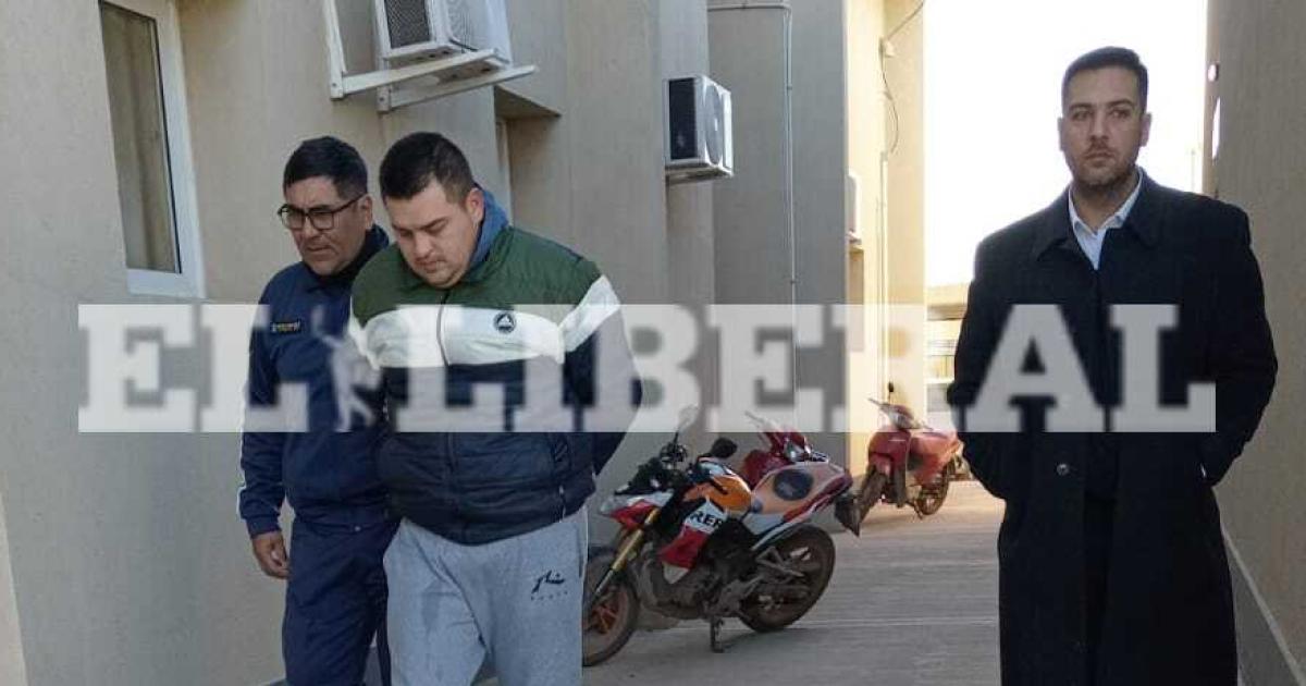 El acusado ingresó al edificio acompañado por su abogado defensor Romn Nasiff