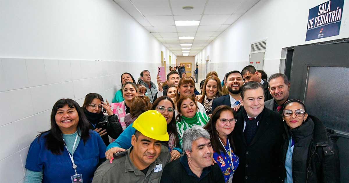 El gobernador acompañado por el personal del hospital de Frías