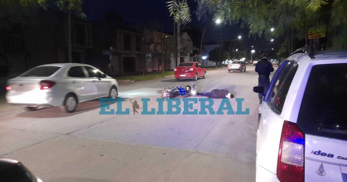 Barrio Saacuteenz Pentildea- un motociclista terminoacute lesionado tras colisionar con la puerta de un automoacutevil