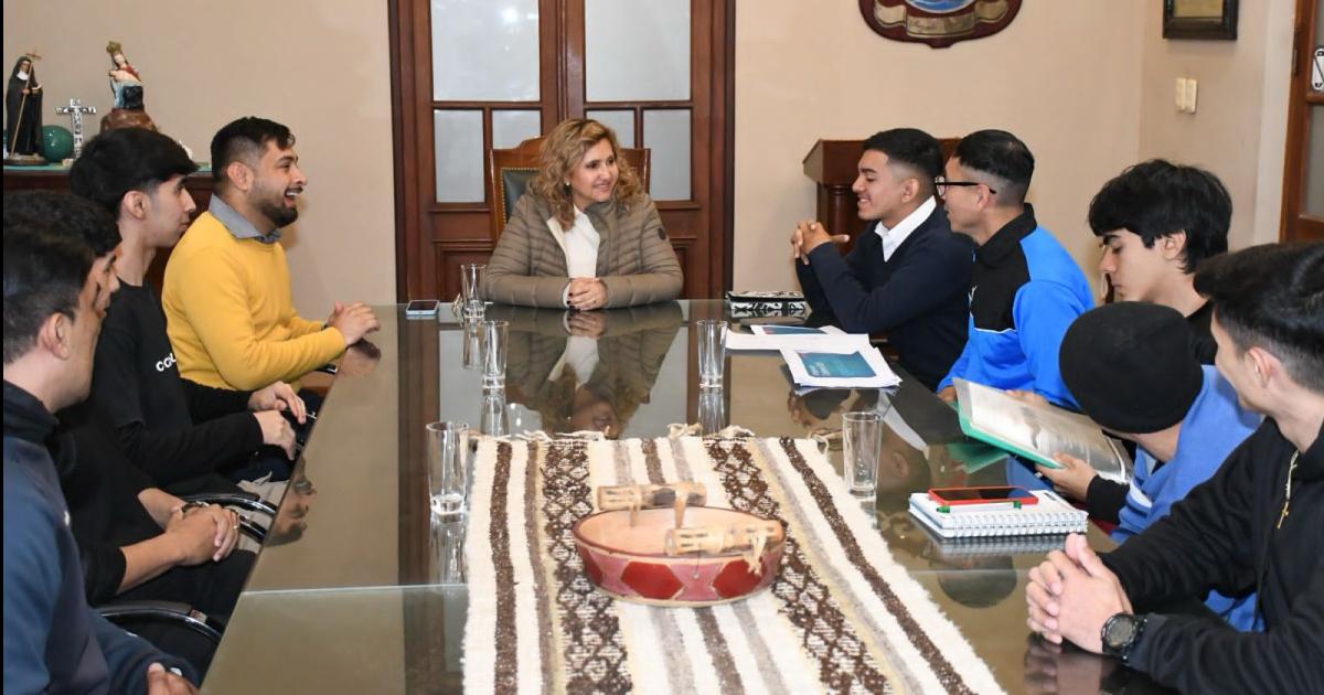 La intendente Fuentes recibioacute a joacutevenes deportistas que practican calistenia