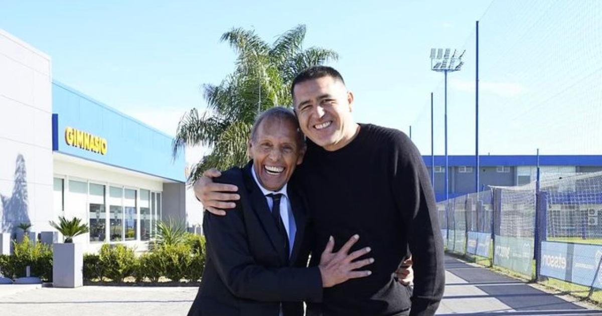 ACOMPAÑADO Juan Rom�n Riquelme presentó a Miguel Russo en lo que ser� el tercer ciclo del DT en el Xeneize