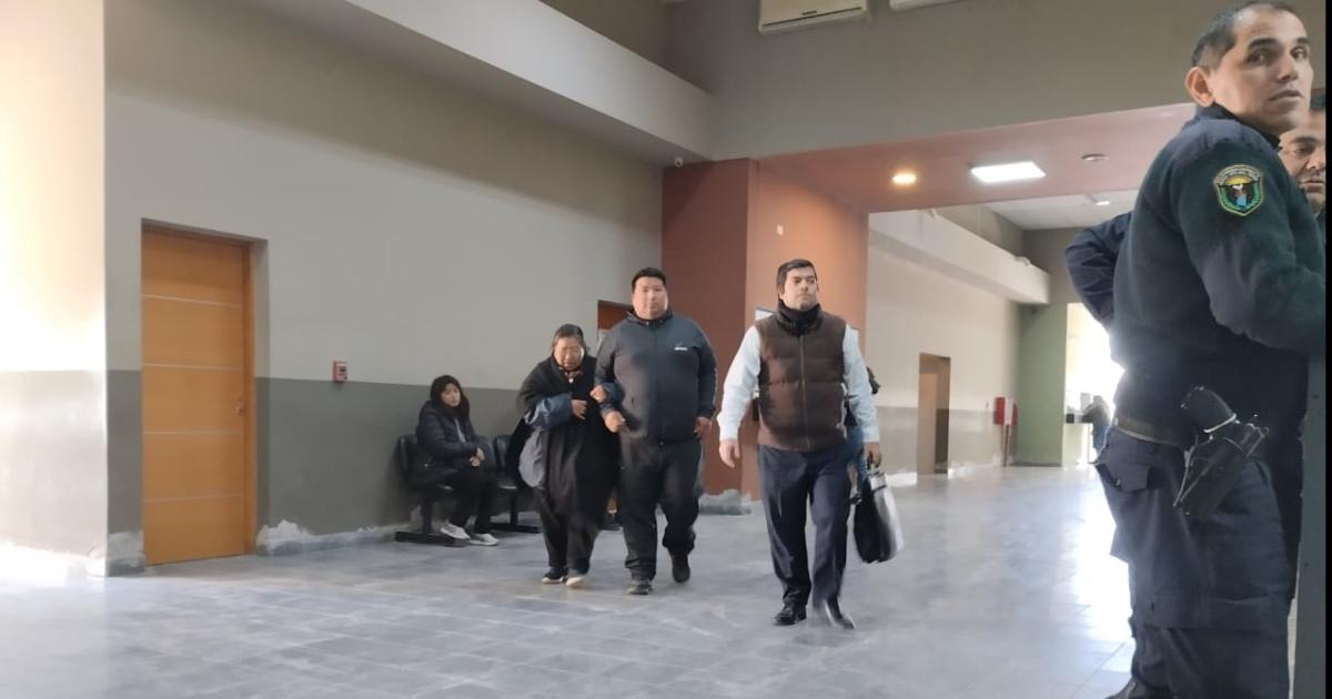 DESOLACIÓN- Cristina sentada Juana Matías (hijo de la víctima) y el abogado Walter Correa ingresan para reunirse con las fiscales María Emilia Ganem y Alejandra Sobrero