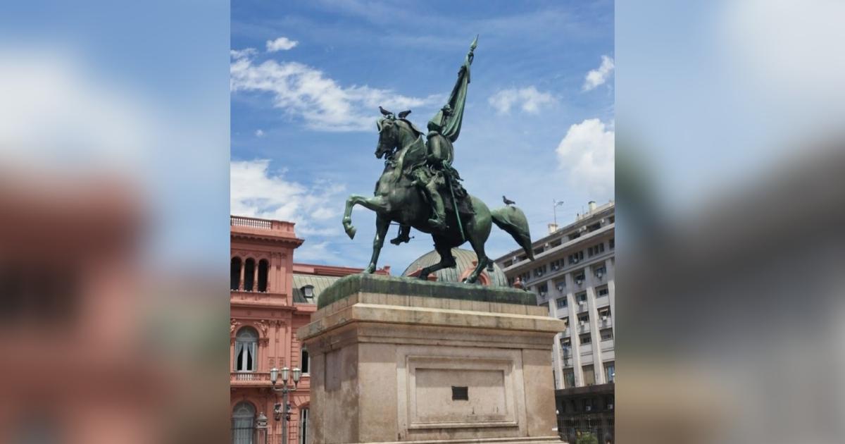 Estatua de Plaza de Mayo