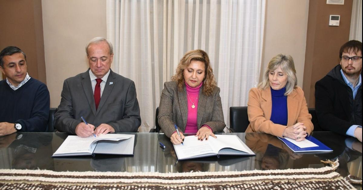 Fuentes y el presidente del Consejo de Ingenieriacutea firmaron un convenio para agilizar traacutemites online