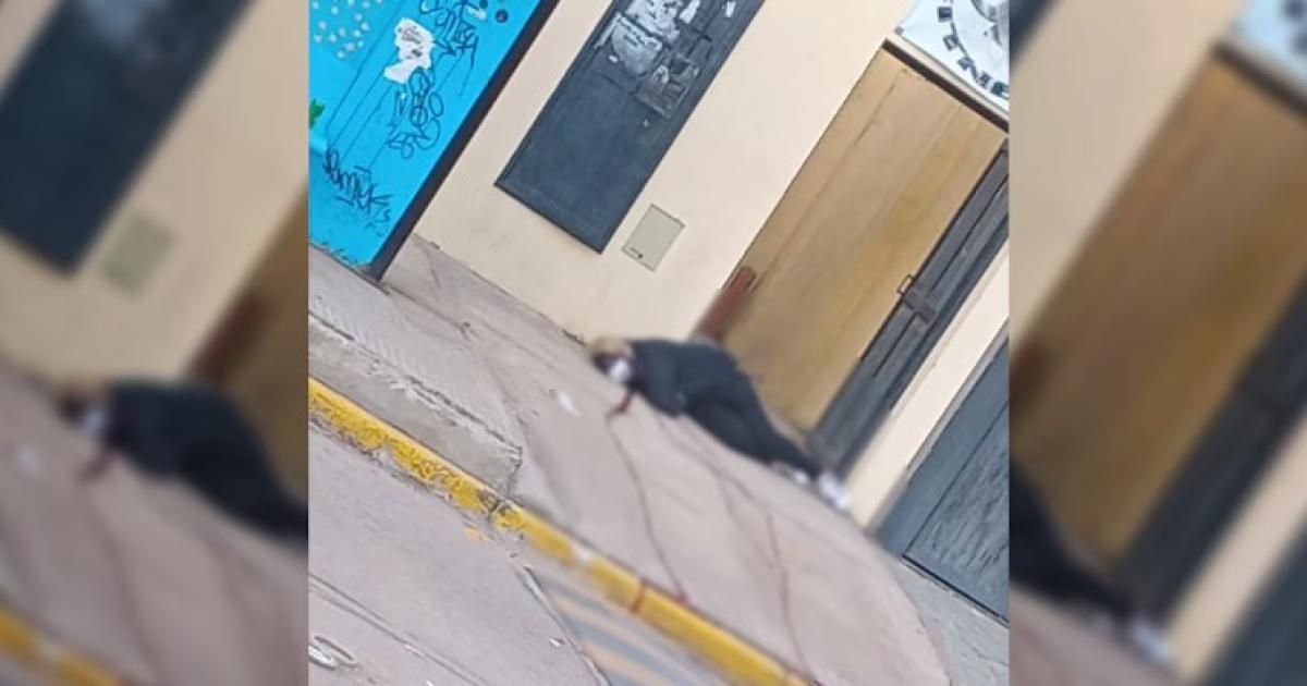 El cuerpo de la víctima fatal quedó tendido en la puerta del gimnasio mientras el asesino est atrincherado (Foto- TN)