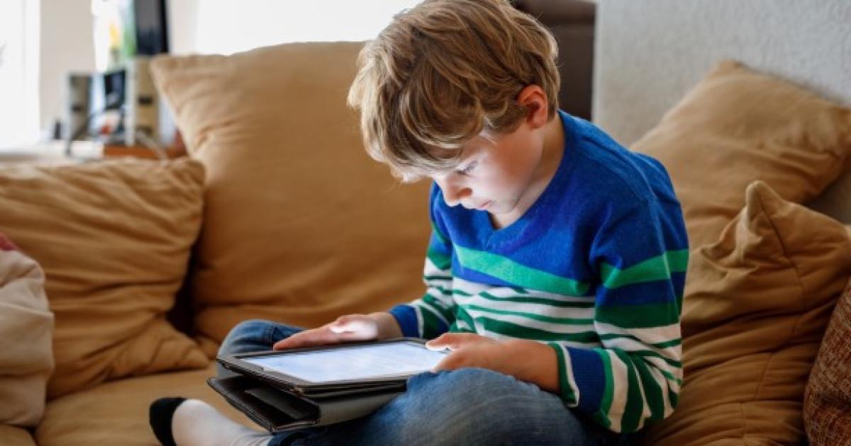 Evita las pantallas antes de los 6 antildeos en tus hijos