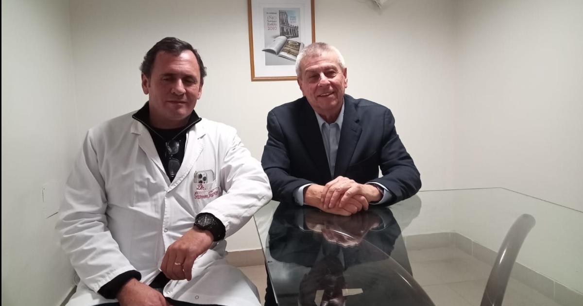 VISITA El Dr Carlos Mrquez Vigo (derecha) junto al médico clínico local Dr Franco Giannoni en EL LIBERAL