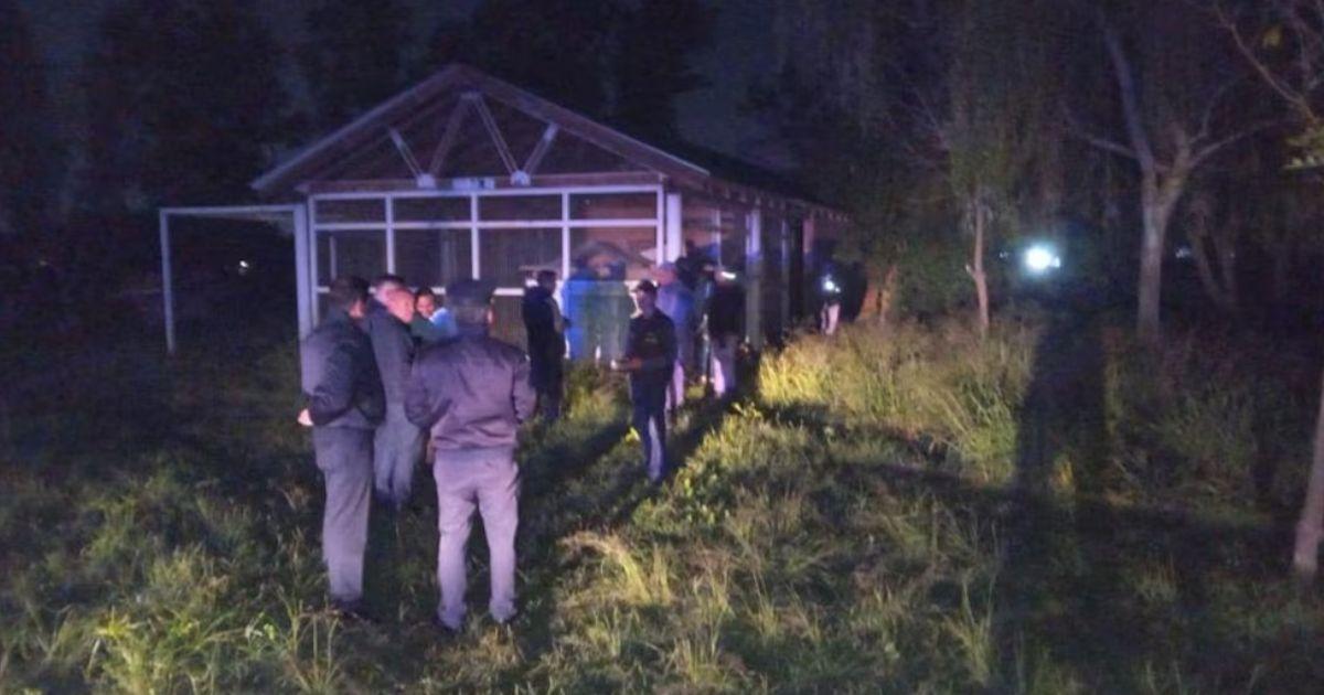 El cuerpo del hombre yacía tirado boca arriba con manchas de sangre