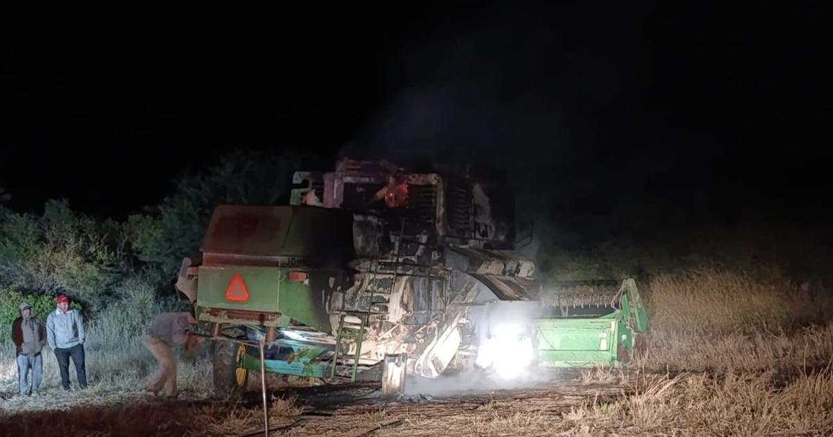 Segn denunció el dueño la maquinaria incinerada era de la marca John Deere 1175A color verde