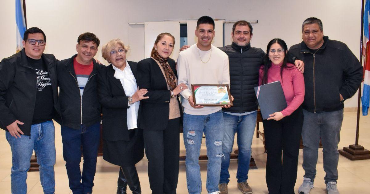 El jugador de Platense fue homenajeado en su tierra natal