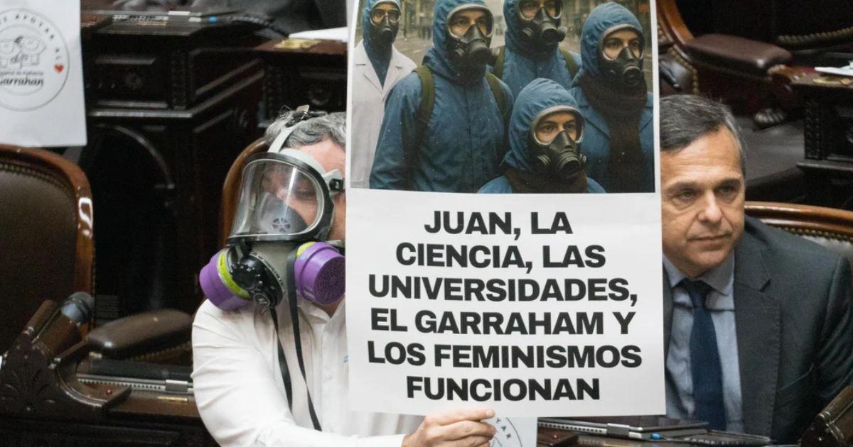 Un legislador fue disfrazado de El Eternauta a la sesión de este miércoles