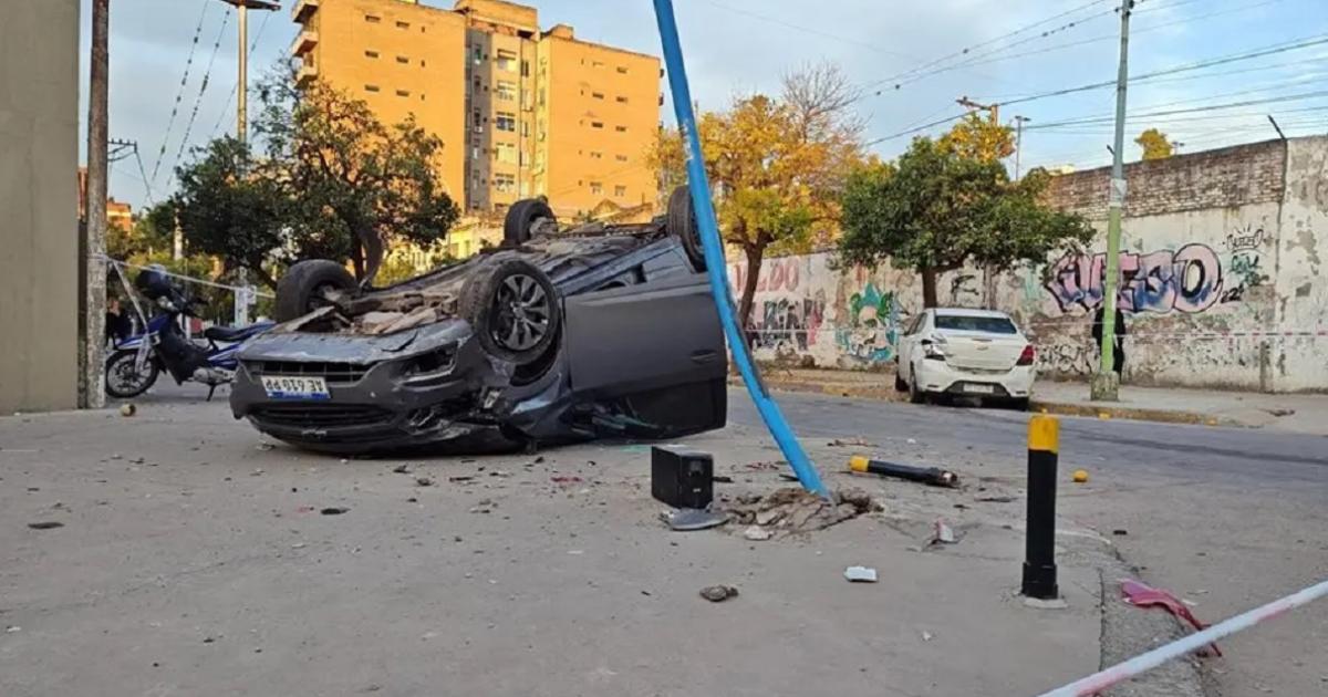 Violento choque en pleno centro- un auto volcoacute y al menos dos heridos fueron hospitalizados