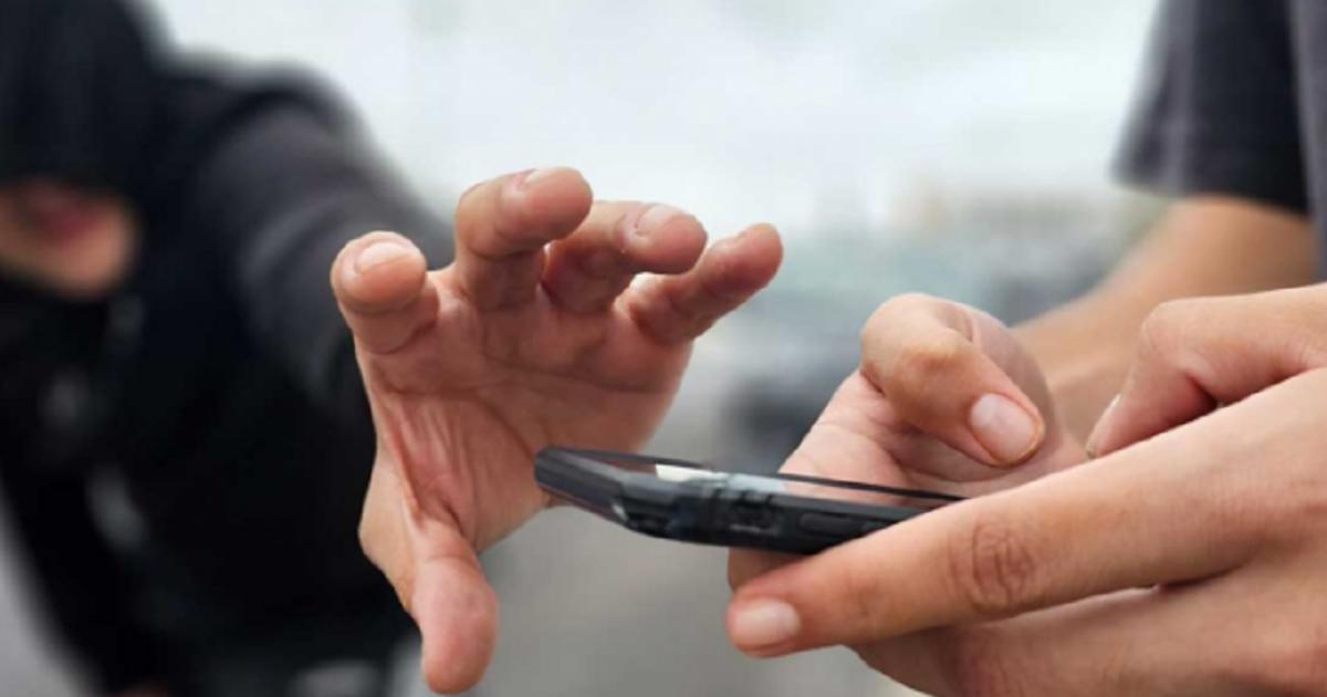 Violento robo a una estudiante al salir del Colegio Centenario- un sujeto le arrebatoacute el celular y escapoacute a pie