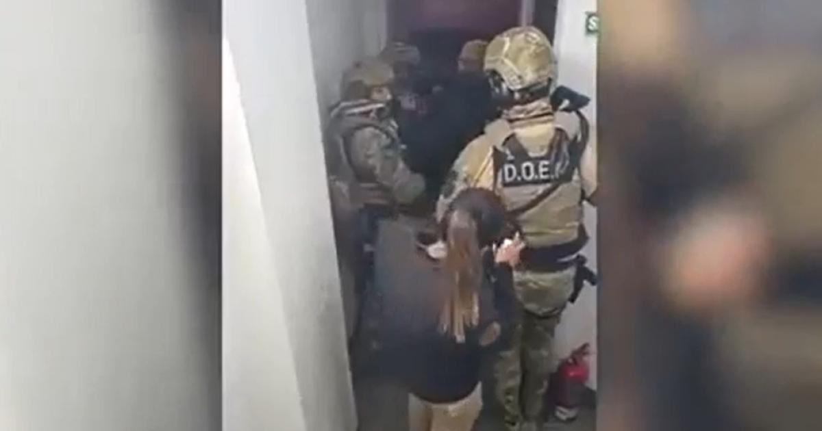 VIDEO- Un hombre tomó de rehén a su mam se atrincheró y la Policía lo redujo con una pistola Taser (Foto- Captura de videoPolicía de la Ciudad)