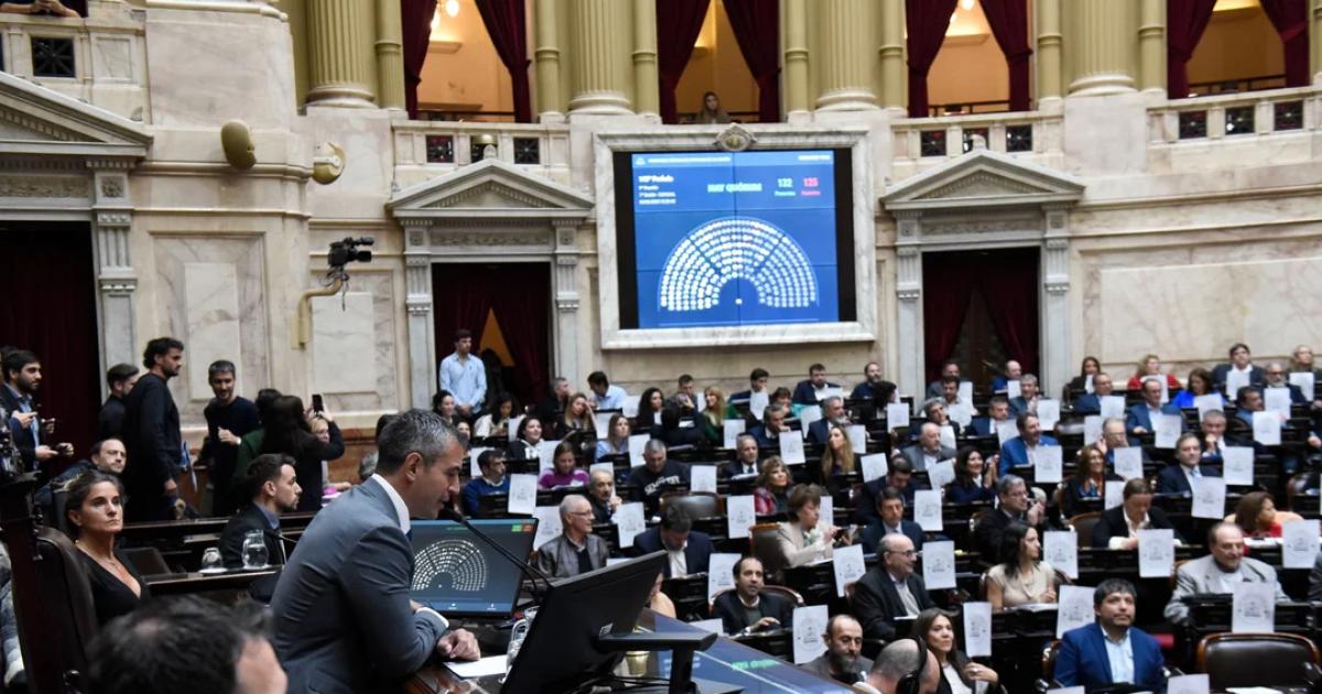 Diputados dio media sancioacuten al aumento del 72-en-porciento- para jubilados pero Milei amenazoacute con vetarlo