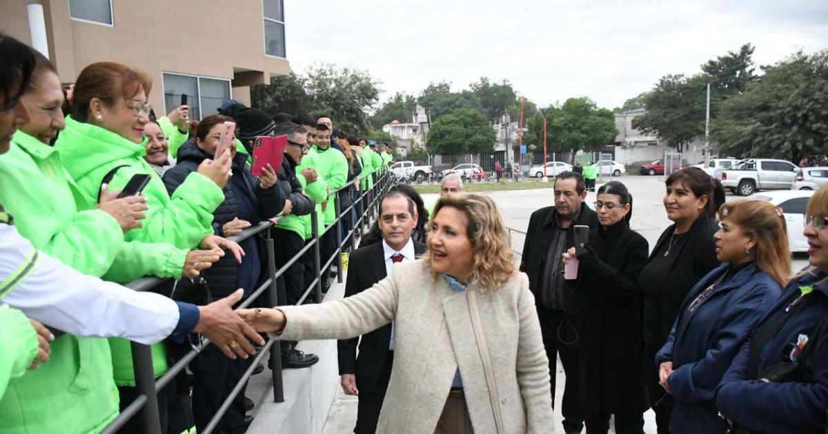 Fuentes entregoacute uniformes y presentoacute las bicicletas eleacutectricas durante el aniversario de la Direccioacuten de Traacutensito