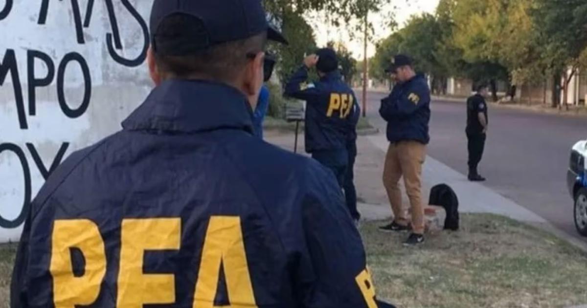 Horror- policiacutea baleoacute en la cabeza a un nene de 7 antildeos que quedoacute en medio de un enfrentamiento