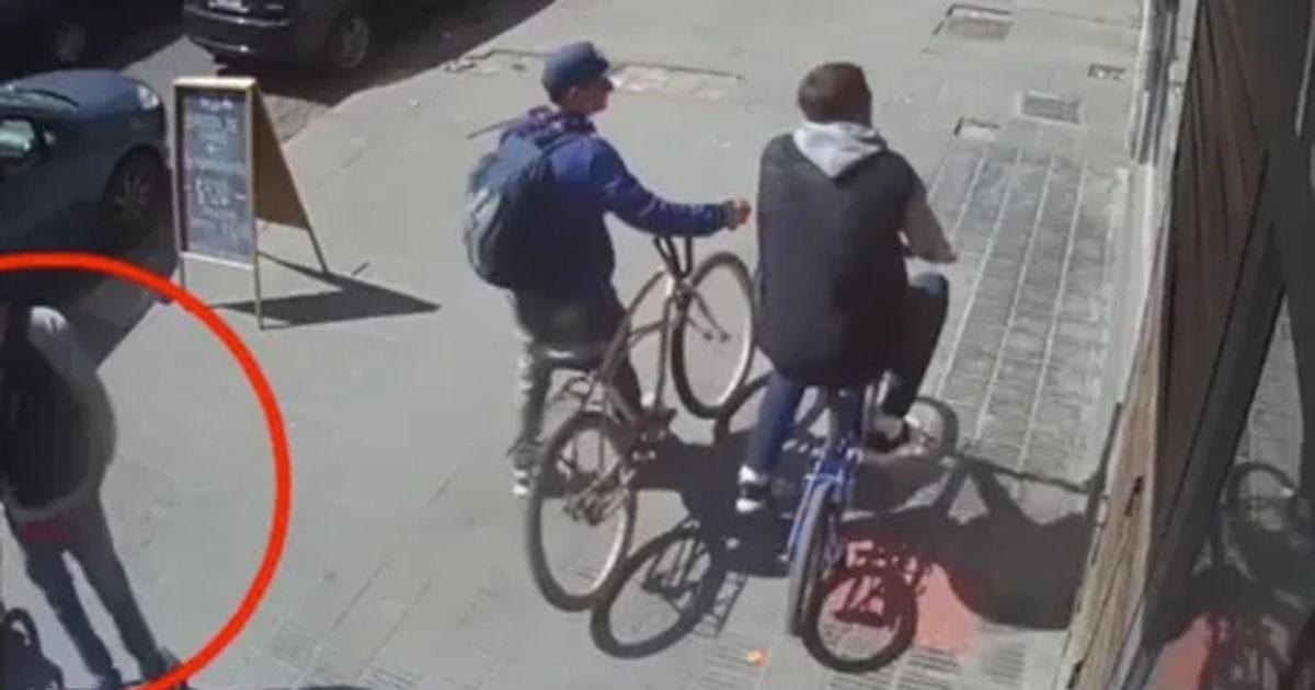 VIDEO- apuntildealaron a repartidor en el cuello y le robaron la bici