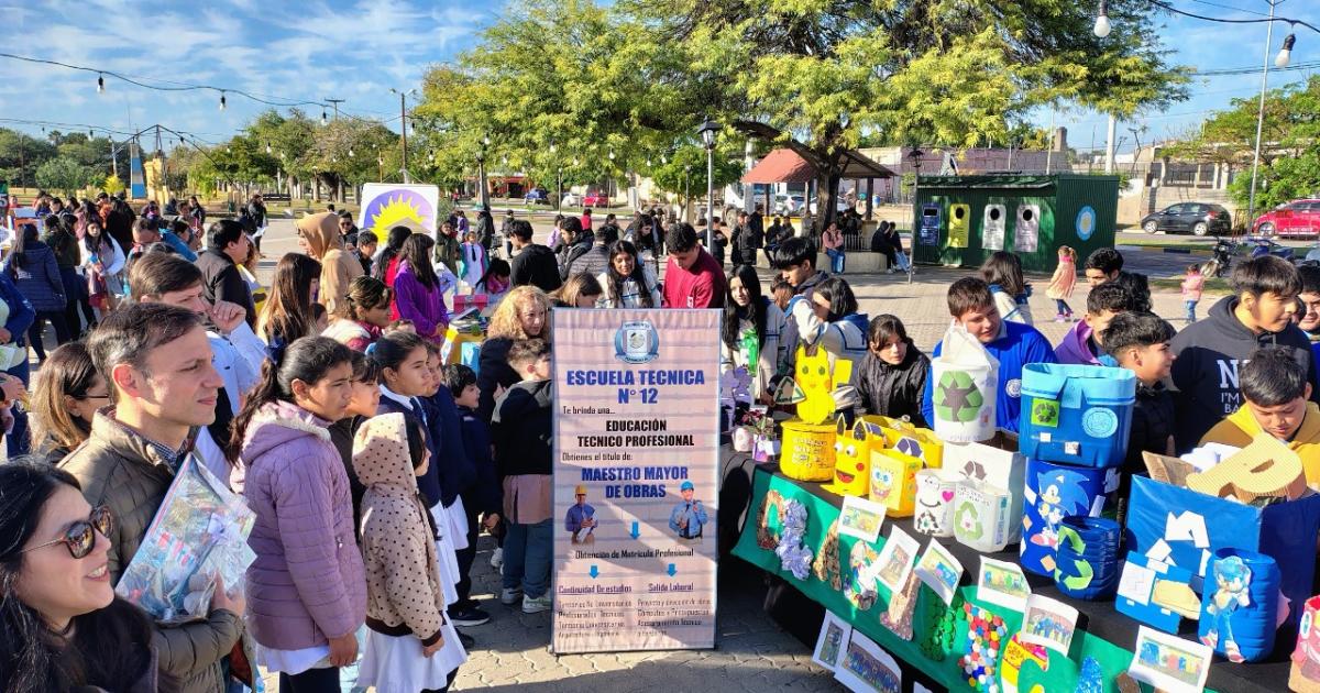 Diacutea del medio ambiente- Compromiso y Creatividad en la 3ordm Eco Feria en Fernaacutendez