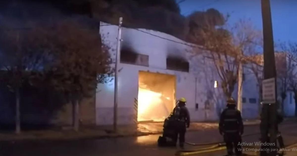 Bomberos trabajan en el lugar