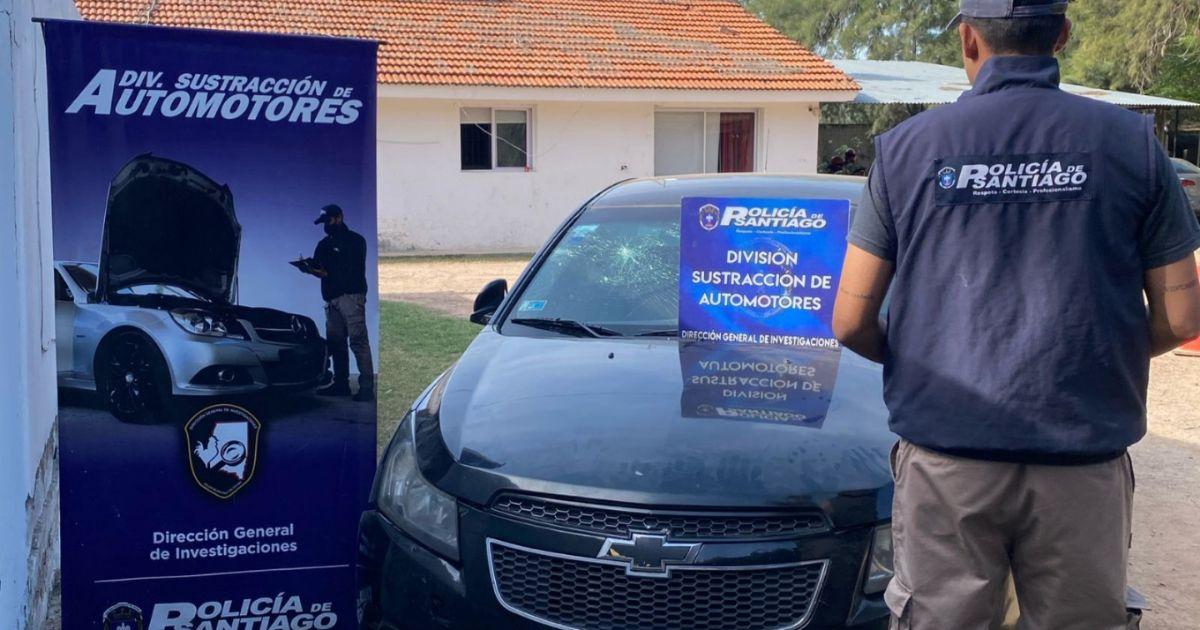 El automóvil Chevrolet Cruze color negro en su totalidad se encontraba estacionado sobre calle Colón Sur esquina La Rioja sin ocupantes y bajo llave