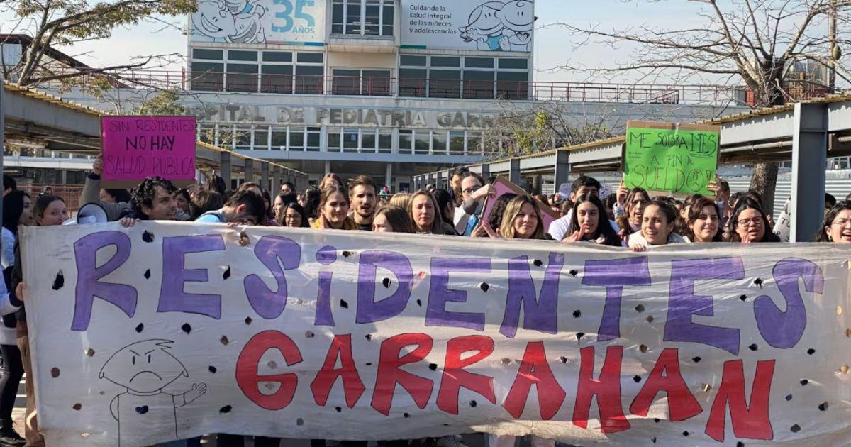 Los residentes siguen marchando en reclamo de mejoras salariales