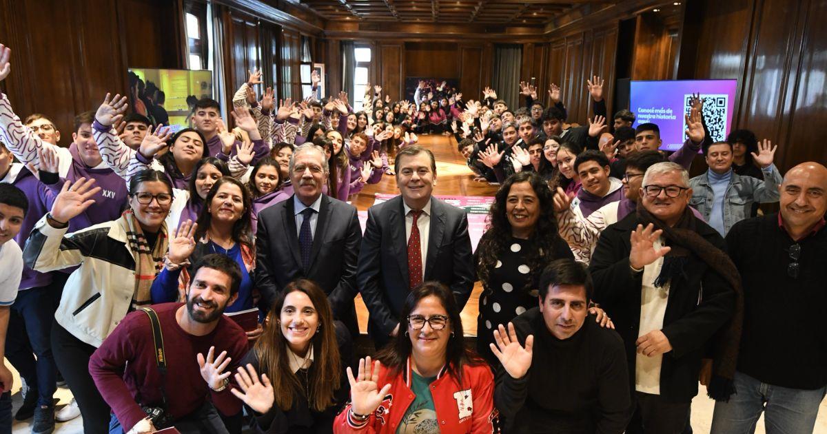 El mandatario santiagueño recibió a los alumnos en Casa de Gobierno