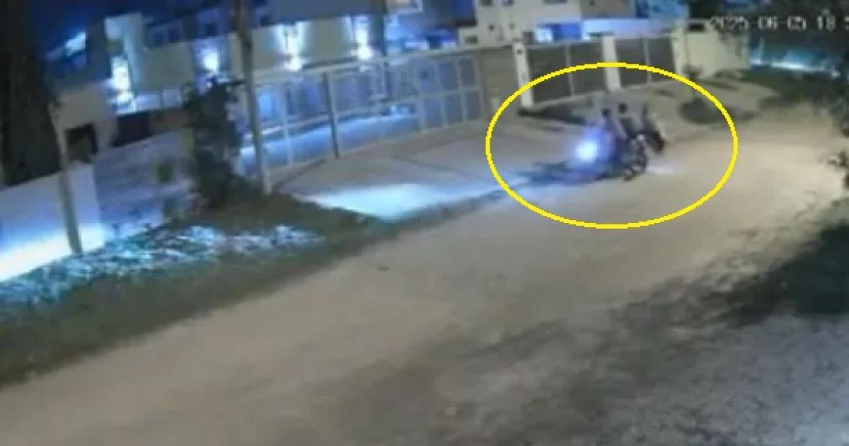 TERRIBLE VIDEO  Motochorros asaltaron a una mujer y un vecino los hizo volar por el aire