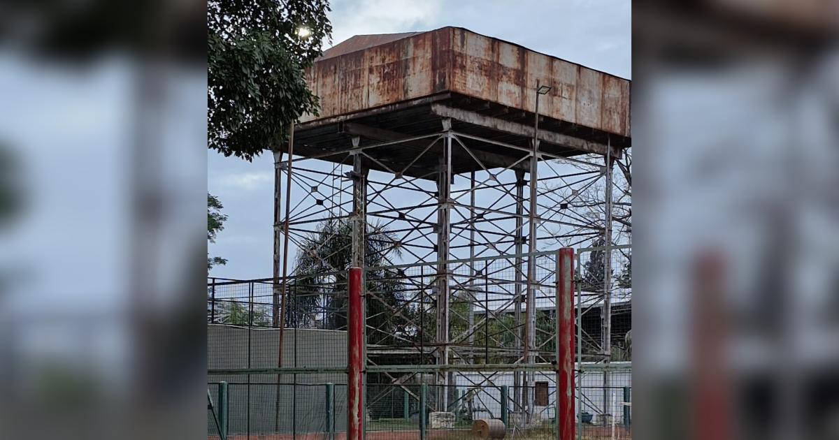  El tanque de agua de aproximadamente 20 metros de altura desde donde cayó el hombre