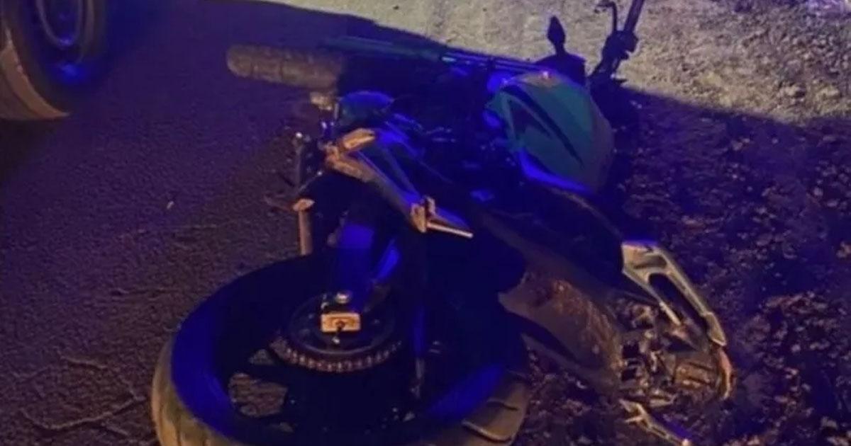 Haciacutea la willy con la moto y atropelloacute a una nena que saliacutea de la escuela