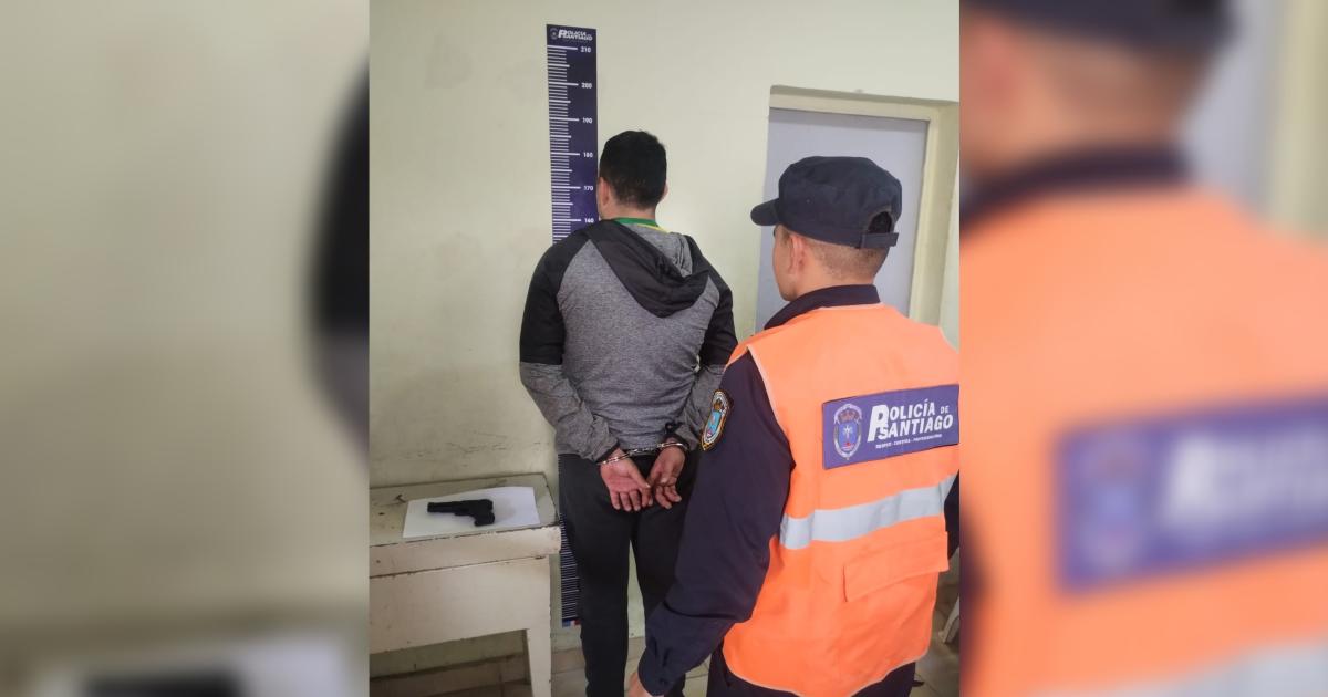 Intentoacute amenazar a su denunciante con un arma- fue detenido con una reacuteplica de pistola