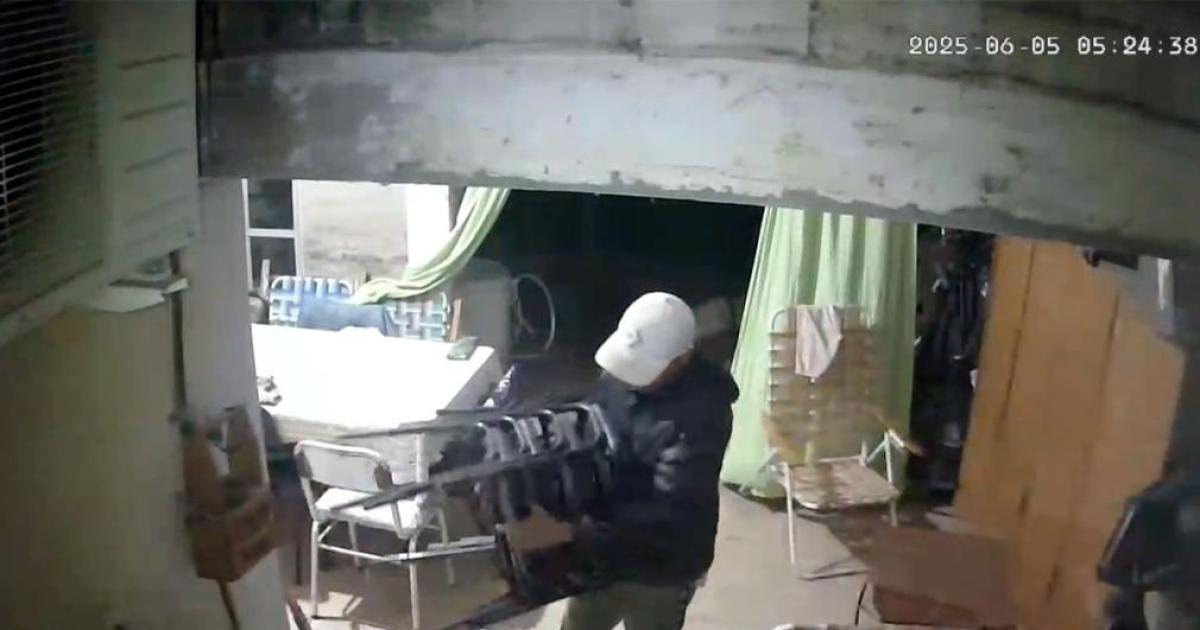 Viralizan imaacutegenes de ladroacuten robando en un domicilio